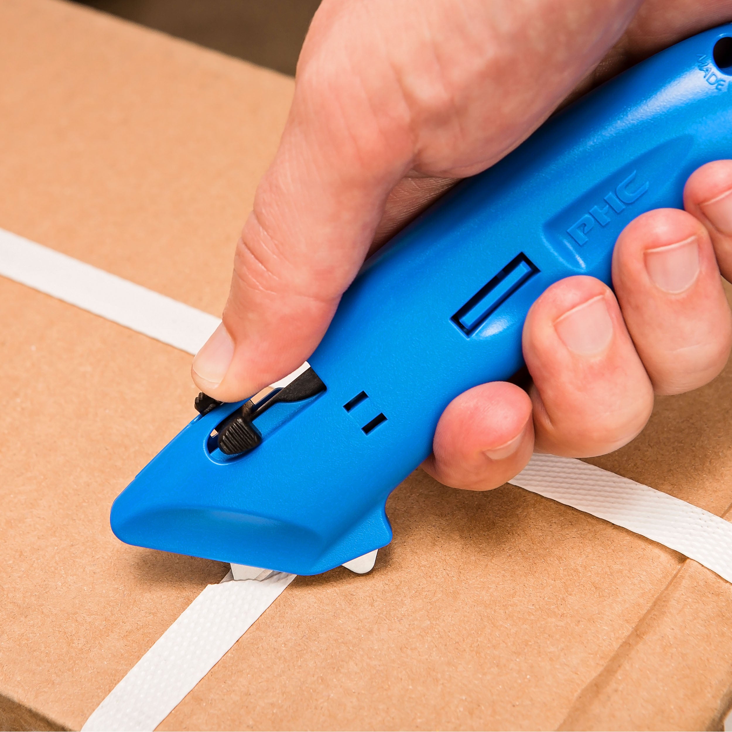 EZAR Auto-Retracting Lightweight Safety Cutter | Dalton Safety ...