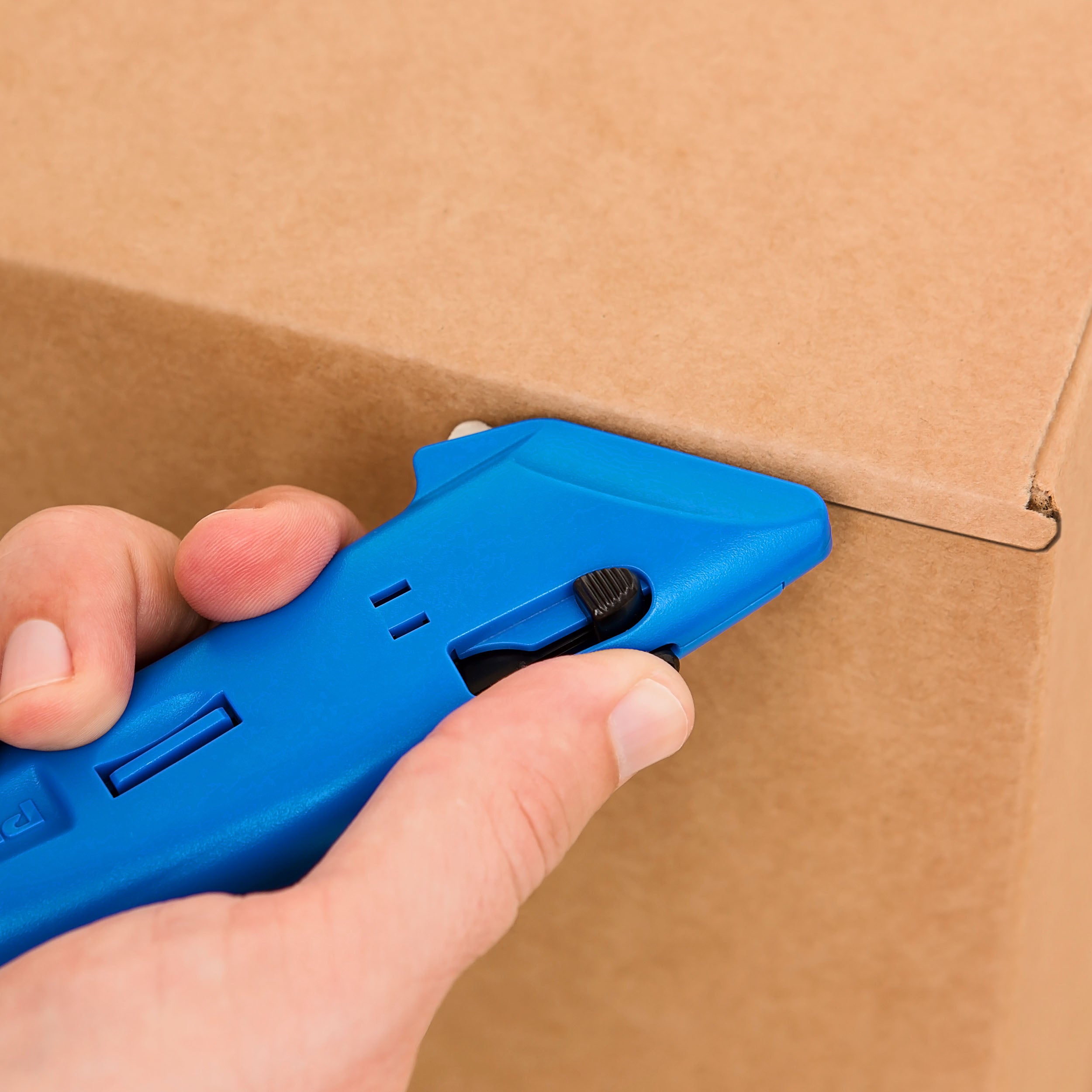 EZAR Auto-Retracting Lightweight Safety Cutter | Dalton Safety ...